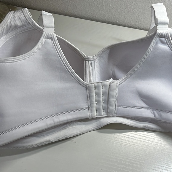 NWT. White bra with lining. - Picture 4 of 4
